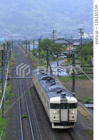 坂城の町を背景に進むしなの鉄道115系電車_2025/5/2撮影 坂城の町を背景に進むしなの鉄道115系電車_2025/5/2撮影 126181530
