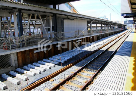 旧1番線ホームが高架化に向け姿を変える… 仮設下り線『春日部駅』新3・4番線 126181566