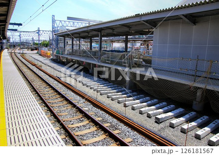旧1番線ホームが高架化に向け姿を変える… 仮設下り線『春日部駅』新3・4番線 126181567