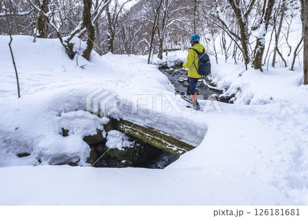 森の新雪をスノーシューで楽しむイメージ 大山木谷沢渓流 森の新雪をスノーシューで楽しむイメージ 大山木谷沢渓流 126181681