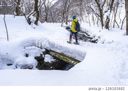 森の新雪をスノーシューで楽しむイメージ　大山木谷沢渓流 126181682