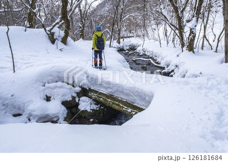 森の新雪をスノーシューで楽しむイメージ 大山木谷沢渓流 森の新雪をスノーシューで楽しむイメージ 大山木谷沢渓流 126181684