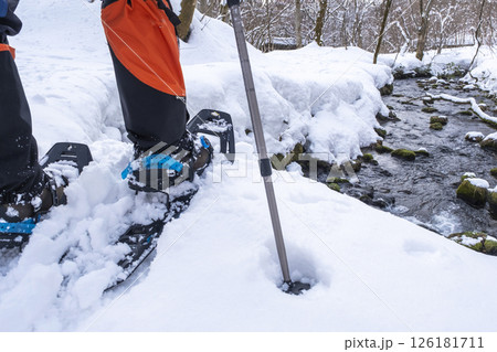 森の新雪をスノーシューで楽しむイメージ 大山木谷沢渓流 森の新雪をスノーシューで楽しむイメージ 大山木谷沢渓流 126181711