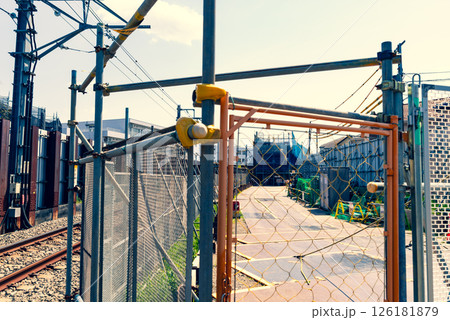 鉄道高架橋工事と既存の踏切 東京都 東村山駅周辺 2025.04　a-3 暖色寒色強調 126181879