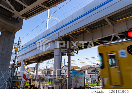 鉄道高架橋工事と踏切の通過列車 東京都 東村山駅周辺 2025.04 a-1 鉄道高架橋工事と踏切の通過列車 東京都 東村山駅周辺 2025.04 a-1 126181966