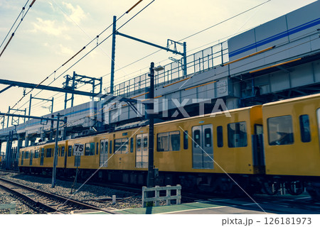 鉄道高架橋工事と踏切の通過列車 東京都 東村山駅周辺 2025.04　b-3 暖色寒色強調 126181973