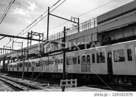 鉄道高架橋工事と踏切の通過列車 東京都 東村山駅周辺 2025.04 b-5 モノクロ 鉄道高架橋工事と踏切の通過列車 東京都 東村山駅周辺 2025.04 b-5 モノクロ 126181976