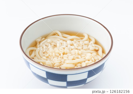 どんぶりに入った天かすを載せたうどん 126182156