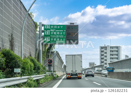 大阪府吹田市の名神高速道路吹田サービスエリア付近を走行中のトラック 126182231