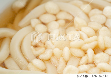 天かすが載ったうどんのクローズアップ 126182318