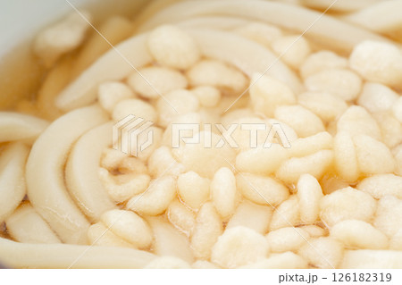 天かすが載ったうどんのクローズアップ 天かすが載ったうどんのクローズアップ 126182319
