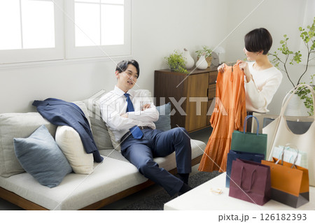ショッピングから帰宅した女性 126182393