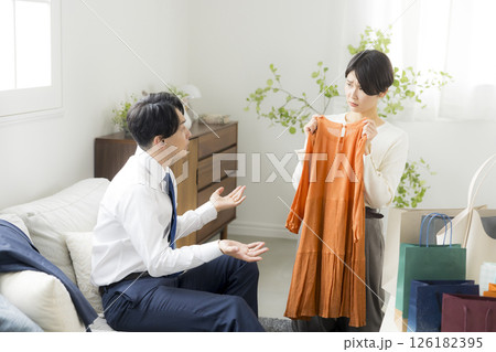 ショッピングから帰宅した女性 ショッピングから帰宅した女性 126182395