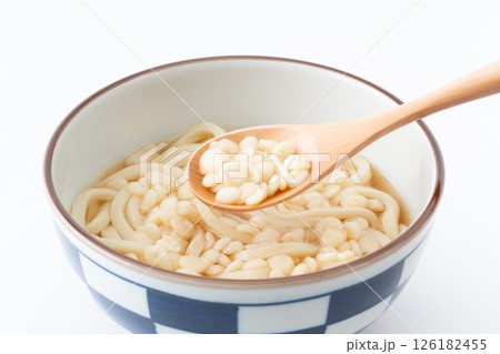 スプーンに載せたうどんの天かすのクローズアップ スプーンに載せたうどんの天かすのクローズアップ 126182455