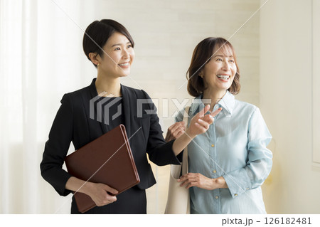 案内するコンシェルジュの女性　 126182481