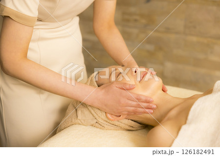 エステでマッサージを受けるシニア女性　 126182491