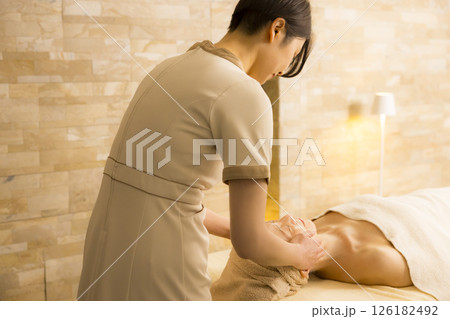 エステでマッサージを受けるシニア女性 エステでマッサージを受けるシニア女性 126182492