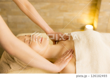 エステでマッサージを受けるシニア女性　 126182493