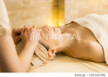エステでマッサージを受けるシニア女性　 126182496
