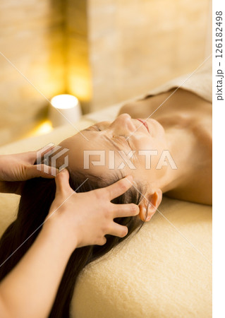 エステでマッサージを受けるシニア女性 エステでマッサージを受けるシニア女性 126182498