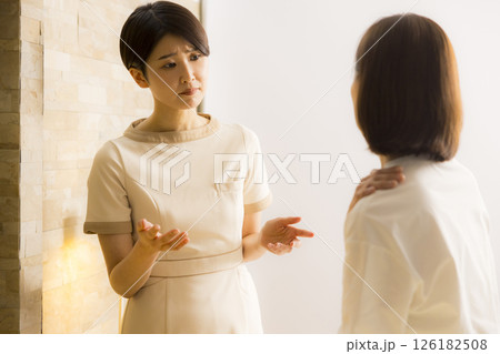 エステでマッサージを受けるシニア女性 エステでマッサージを受けるシニア女性 126182508