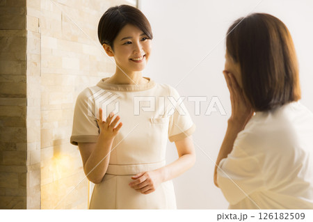 エステでマッサージを受けるシニア女性　 126182509