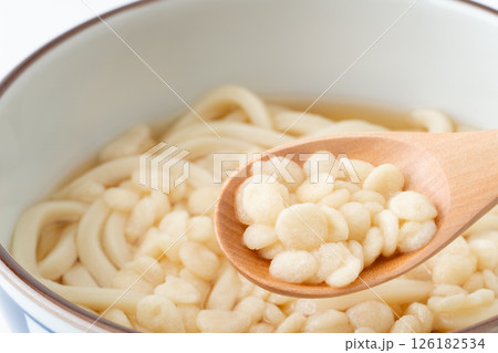 スプーンに載せたうどんの天かすのクローズアップ 126182534