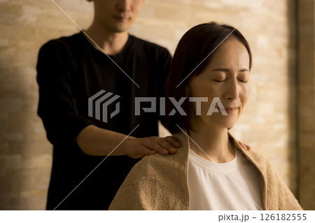 エステでマッサージを受けるシニア女性　 126182555