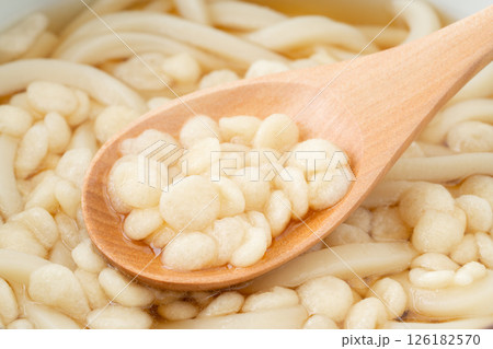 スプーンに載せたうどんの天かすのクローズアップ スプーンに載せたうどんの天かすのクローズアップ 126182570