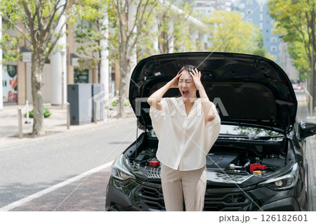 車が故障して困る若い女性 車が故障して困る若い女性 126182601