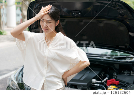 車が故障して困る若い女性 126182604