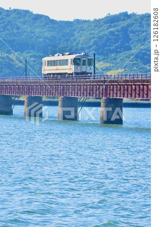 由良川橋梁を通過する「白い電車」（京都府舞鶴市∼宮津市） 126182608