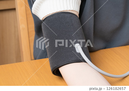 血圧を測る女性の腕のクローズアップ 血圧を測る女性の腕のクローズアップ 126182657