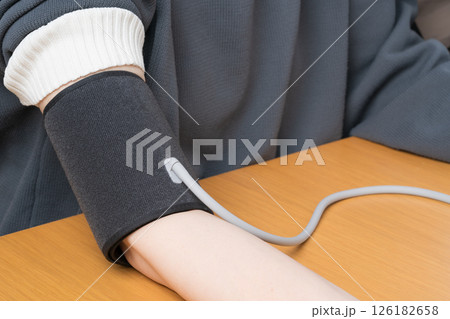 血圧を測る女性の腕のクローズアップ 126182658
