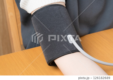 血圧を測る女性の腕のクローズアップ 126182689