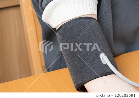 血圧を測る女性の腕のクローズアップ 126182691