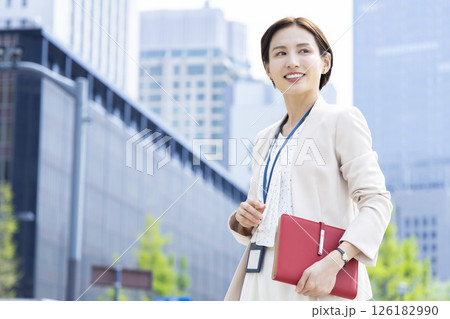 ビジネス オフィス街を歩く女性のポートレート ビジネス オフィス街を歩く女性のポートレート 126182990