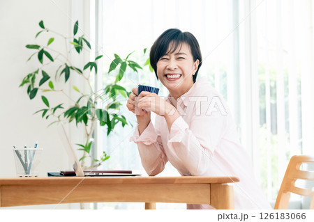 リモートワークをする中高年女性 126183066