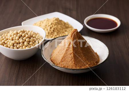 味噌と醤油などの大豆の発酵食品 126183112