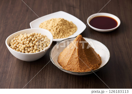 味噌と醤油などの大豆の発酵食品 126183113