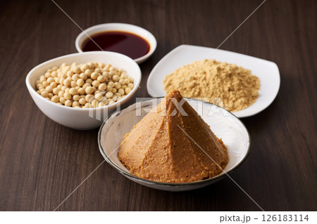味噌と醤油などの大豆の発酵食品 126183114