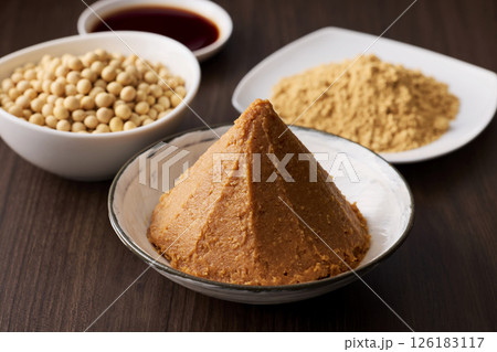 味噌と醤油などの大豆の発酵食品 126183117