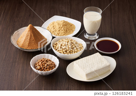 味噌や醤油などの大豆の発酵食品 126183241