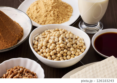 味噌や醤油などの大豆の発酵食品 126183243