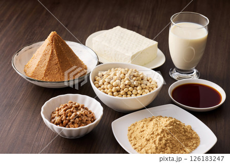 味噌や醤油などの大豆の発酵食品 126183247