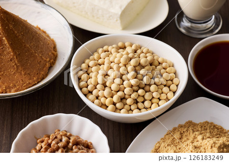 味噌や醤油などの大豆の発酵食品 126183249