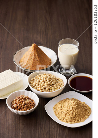 味噌や醤油などの大豆の発酵食品 味噌や醤油などの大豆の発酵食品 126183253