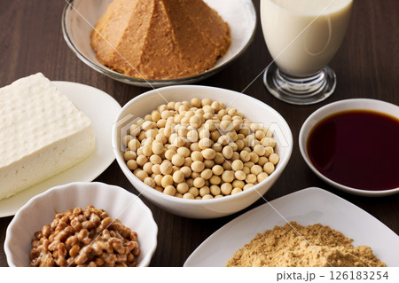 味噌や醤油などの大豆の発酵食品 126183254