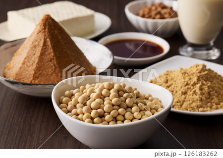味噌や醤油などの大豆の発酵食品 126183262