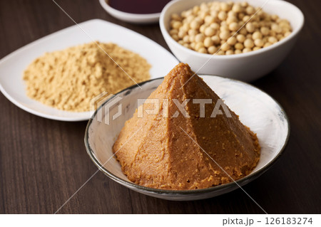 味噌や醤油などの大豆の発酵食品 126183274